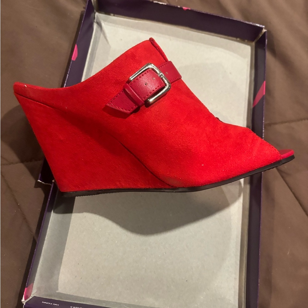Red wedge shoe